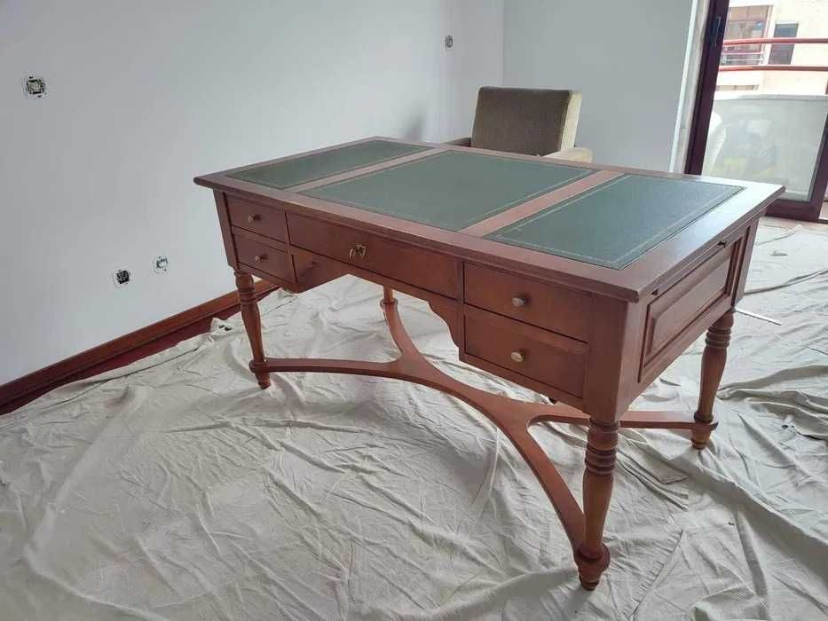 Mesa de escritório retangular em madeira maciça com gavetas