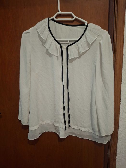 Camisa branca com lista preta