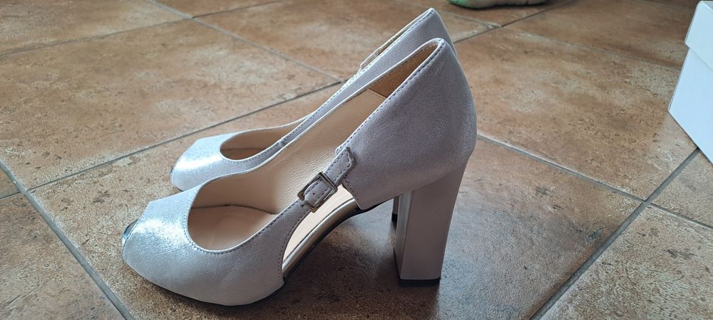 Buty na słupku, szpilki