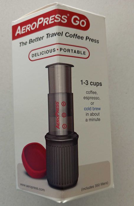 Cafeteira AeroPress Go com caixa de filtros como nova