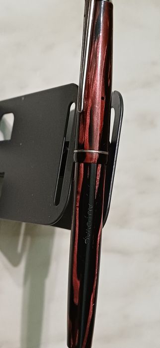 Перьевая ручка Burnham с золотым пером.