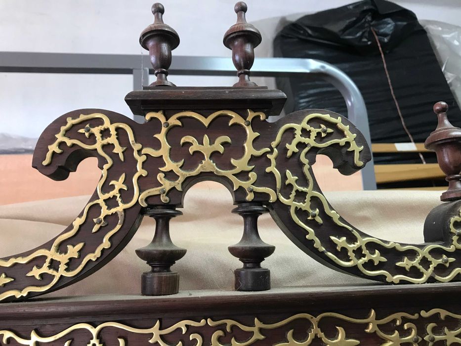 Cama muito antiga em pau preto