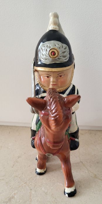 Cavaleiro GNR em cavalo castanho em faiança portuguesa - 20 cm x 19 cm