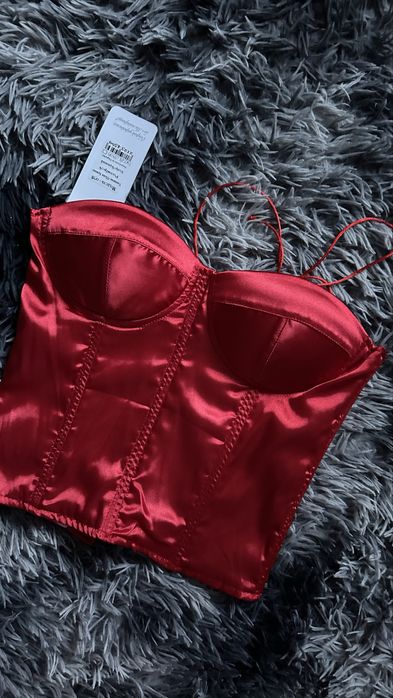 Червоний корсет з чашками