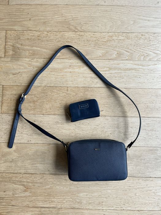 mala e carteira azuis escuras