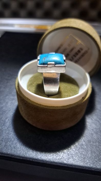 Anel maciço em prata com turquesa.