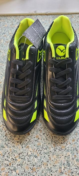 Сороконожки, кросівки для футболу