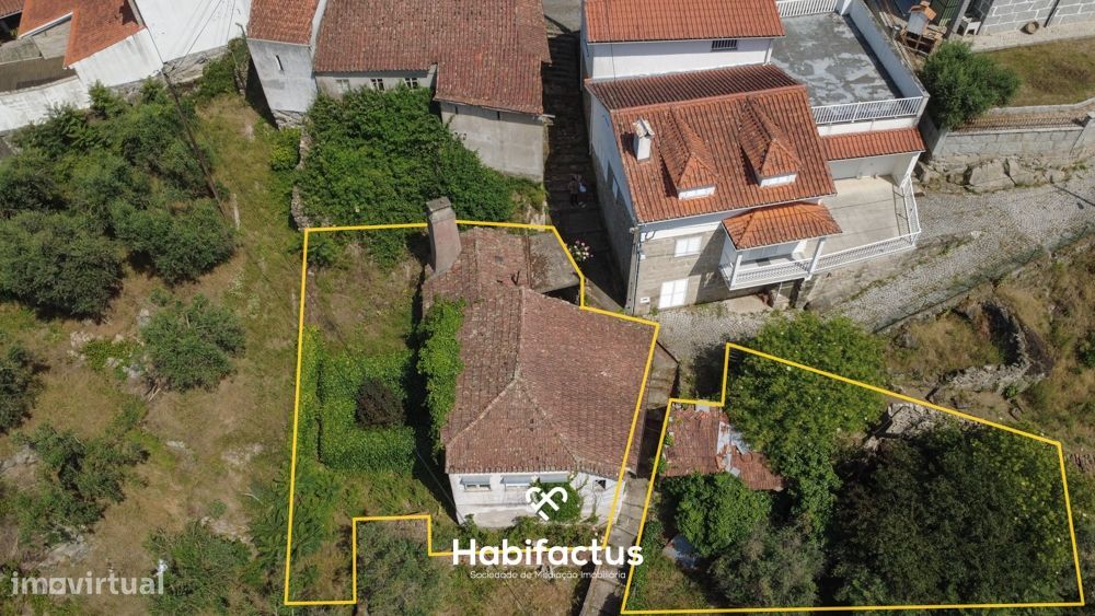 Moradia Isolada T2, para Reconstrução, c/ Varanda e 2 Terrenos á Venda