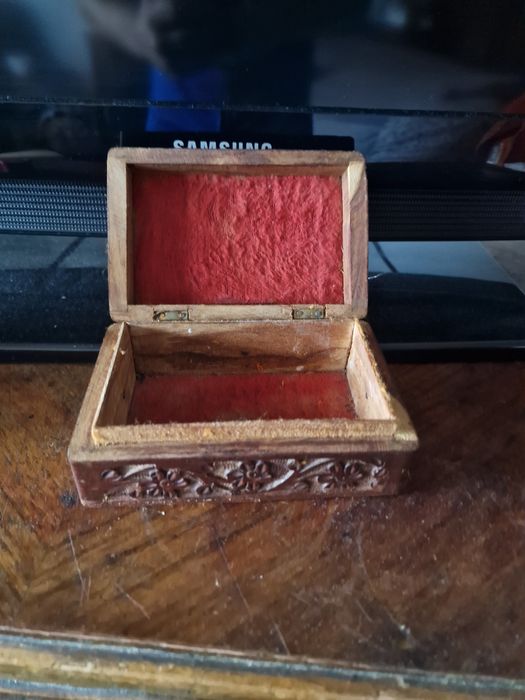 Caixinha de madeira antiga