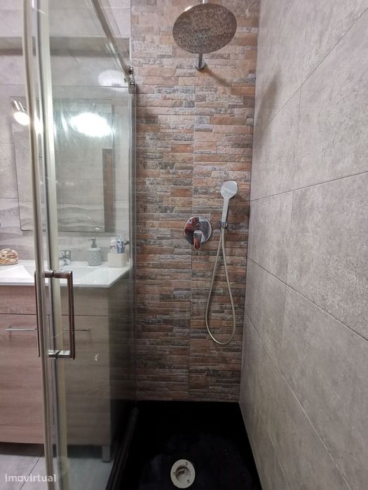 T2 pronto a habitar, com arrecadação, elevador, lareira e ar condic.