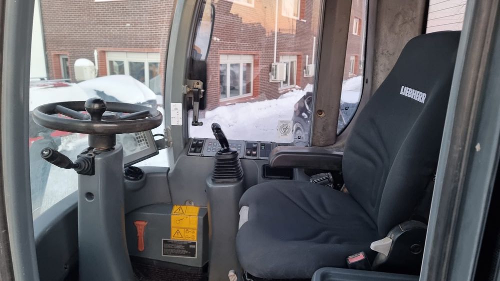 Фронтальный погрузчик Liebherr 528, 2011г