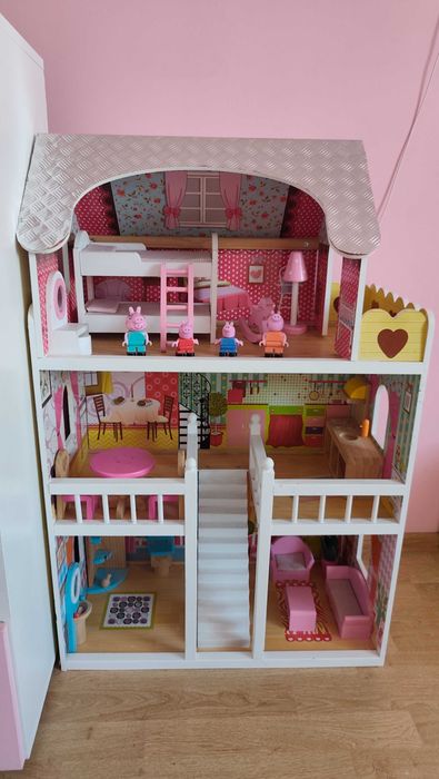 Drewniany domek dla lalek
