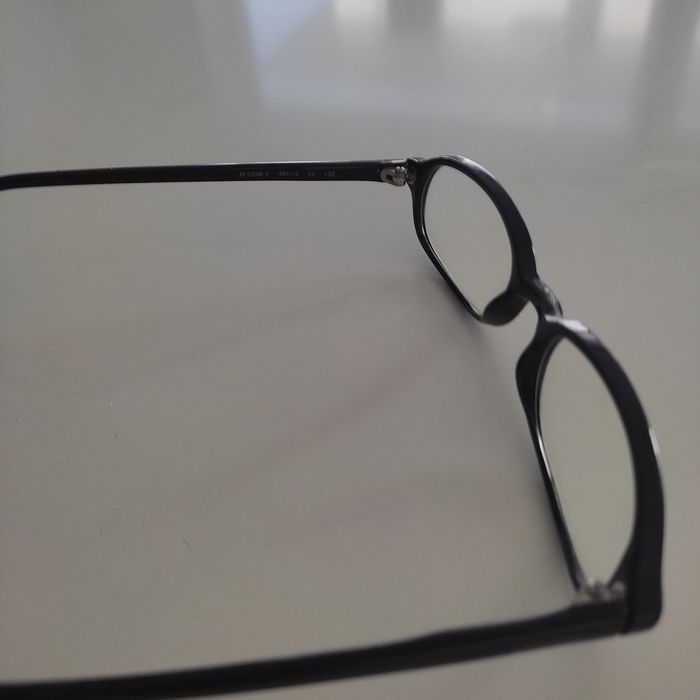 Armacao nova de oculos de ver,ganha porque sao muito caras as hastes