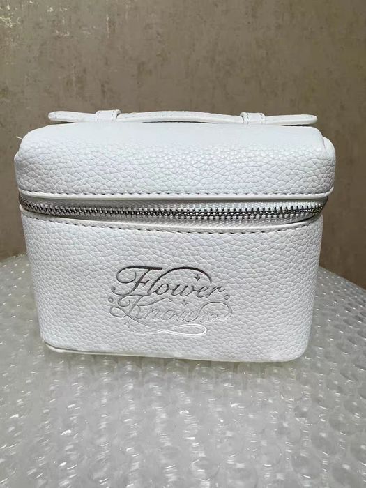 Flower Knows Kosmetyczka biała PU skórzana 13×9×10 cm organizer.