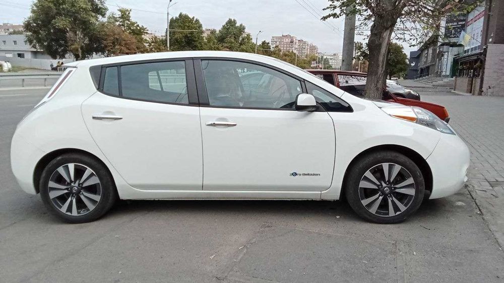 nissan leaf SV 2016 30 квч 54т км белый сша 11 из 12