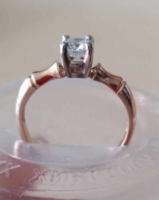 Кольцо с бриллиантом