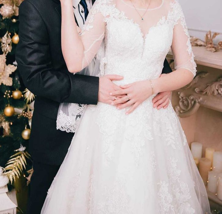 Весільне плаття пошите на заказ кольору айворі.