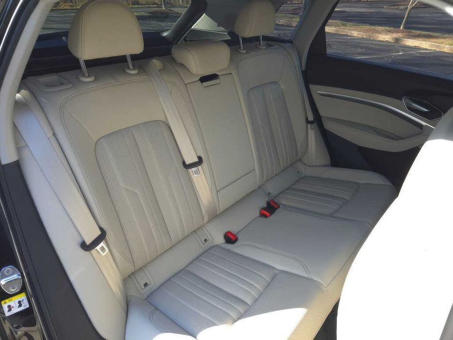 Audi Q8 e-tron quattro Premium Plus      2024