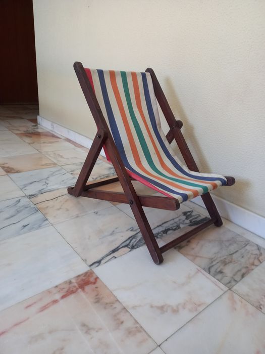 Cadeira antiga de criança para exterior  varanda ou piscina