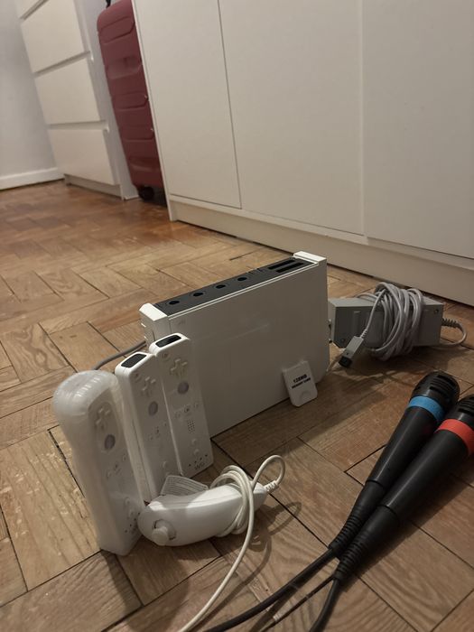 Nintendo Wii Completa + 3 Comandos + Sensor Bar (a funcionar)