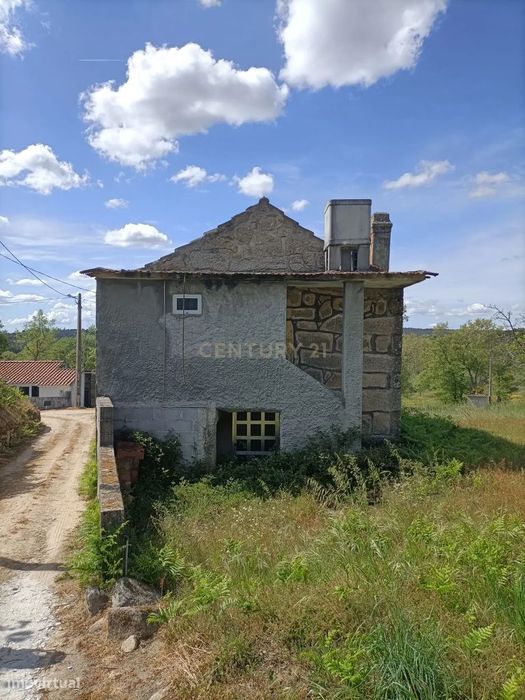 Moradia T3 +2 + Terreno Rústico de 3.700m2 em Fornos de Algodres — Queiriz, Guarda