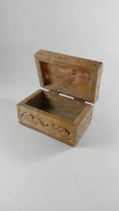 Szkatułka z rzeźbionego steatytu