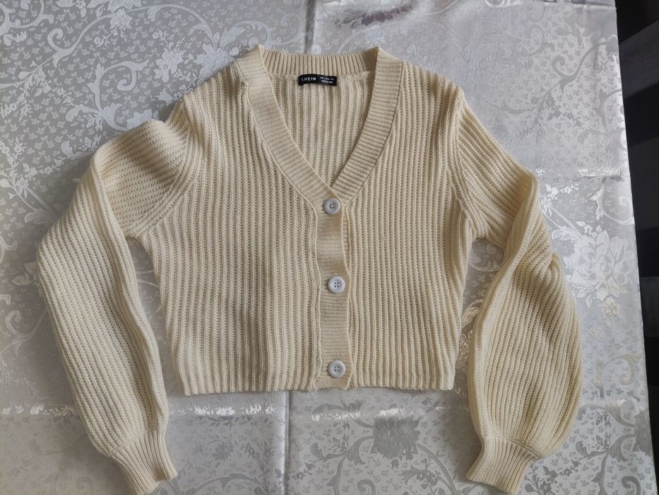Kremowy sweter damski