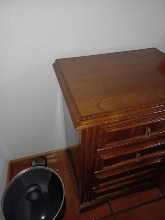 Mesa de cabeceira em madeira de cerejeira