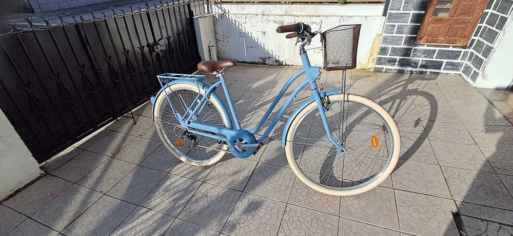 Vendo Bicicleta de senhora nova. apenas andou 3 ou 4 voltinhas. os pneus ainda têm as pelugens...É uma ELOPS com 6 velocidades no pulso.