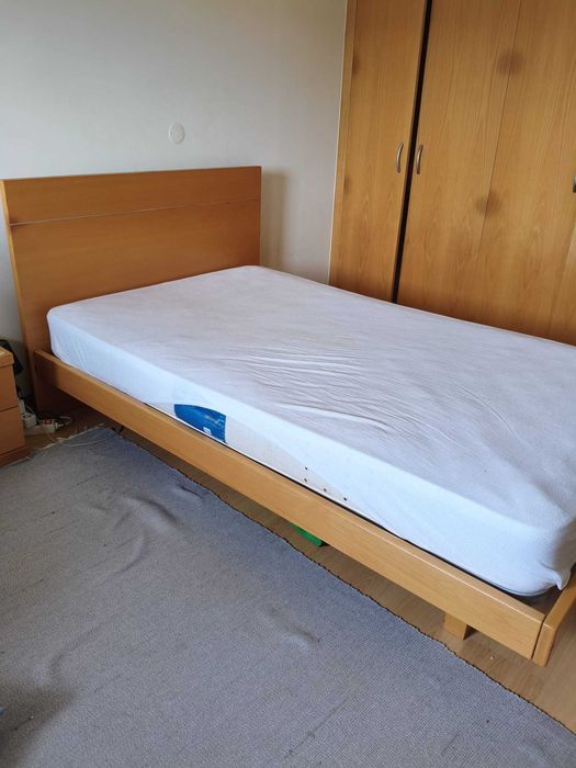 Cama solteiro, com colchão e mesa cabeceira