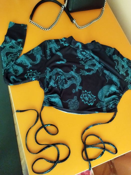 Топ на зав'язках з драконами