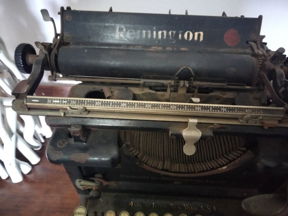 Máquina de escrever antiga em ferro, Remington N 12.
Ano 1929.