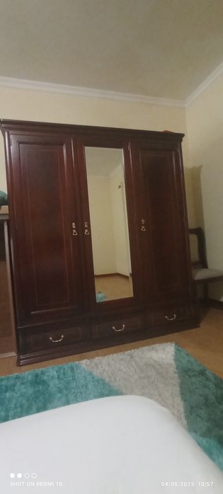 Quarto completo usado, estilo antigo.