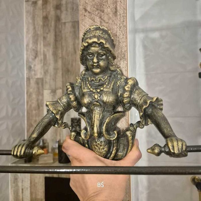 stylizowany uchwyt na ręcznik metal kobieta