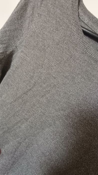 Sweterek ze srebrną nitką