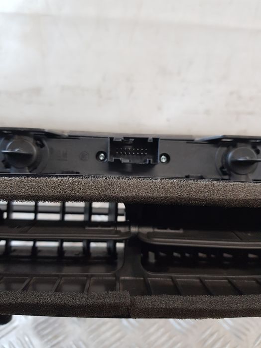 Konsola Środkowa 331985437 Kratki Nawiewu Opel Astra Iii H Gtc 05R-