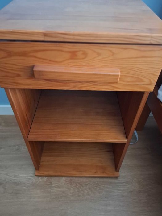 Móvel em madeira maciça