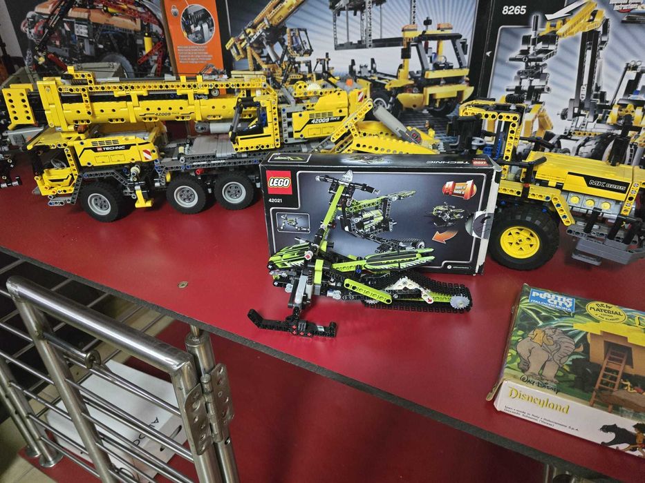 Conjuto 3 lego Technic com caixas 8110, mais 8265 e 42021
