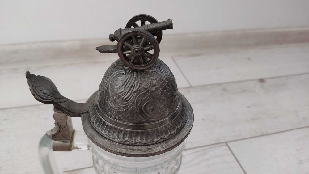 Kufel do piwa z pokrywą, armatą