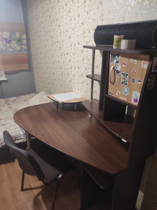 Кімната з меблямиі холодильником і пральною машинкою..