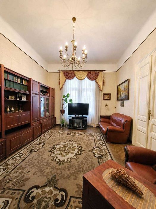Продаж 3-кімнатної квартири з видом на театр