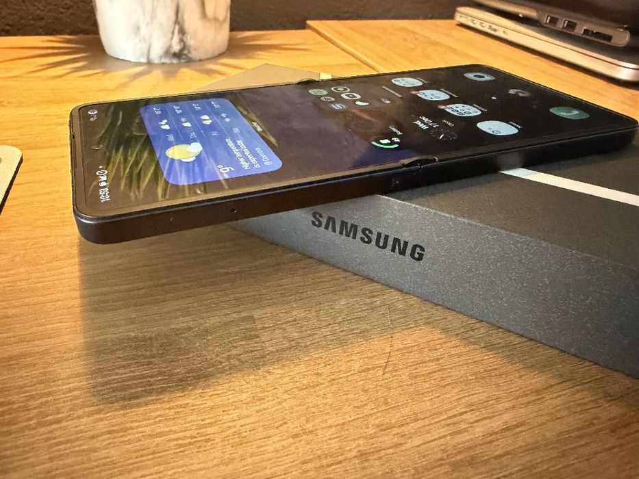 Samsung Z Flip 7 256GB Preto