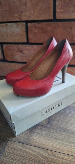 Skórzane czerwone szpilki klasyka