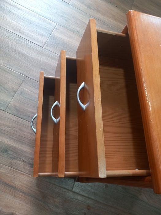 Mesa de cabeceira c/ três gavetas
