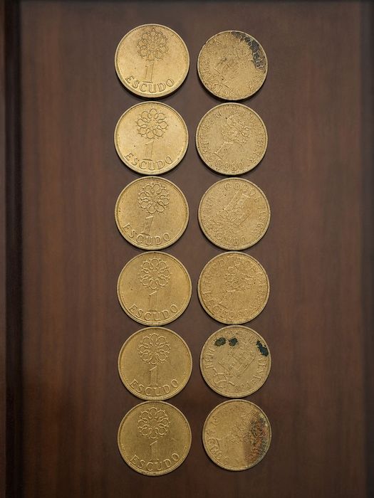 Coleção de 12 moedas de 1 Escudo (1986–1999), apenas em falta os anos 1997 e 1998. Ideal para completar coleção.