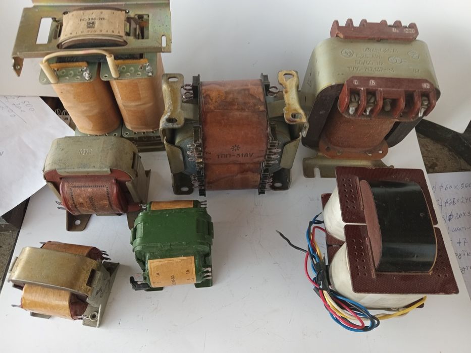 Приборы для повышения или понижения напряжения.