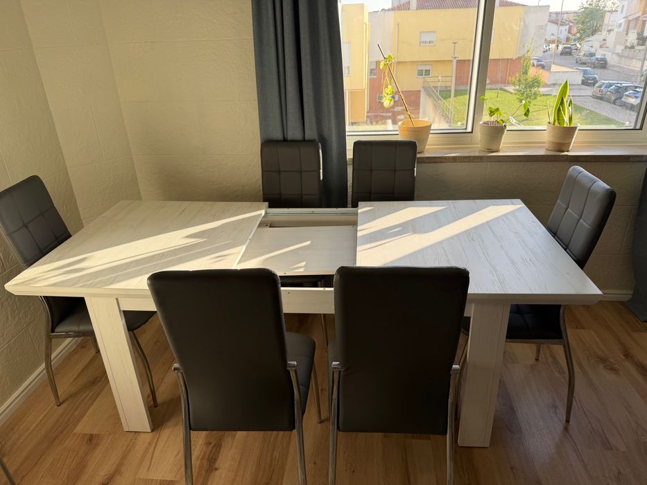 Mesa de jantar extensiva