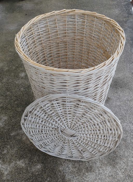 Cesto redondo em vime, ideal para colocar roupa suja ou arrumação de peluches