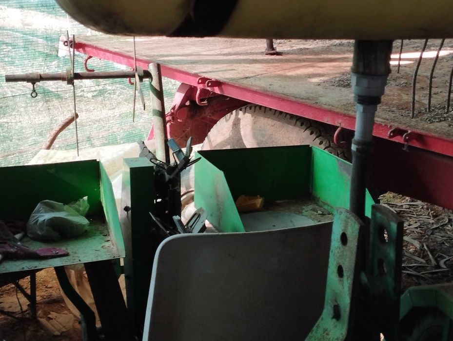 Plantador de pinças com sistema de rega