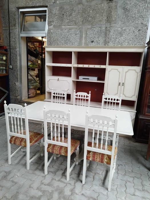 Mesa com cadeiras vintage pintada a bege